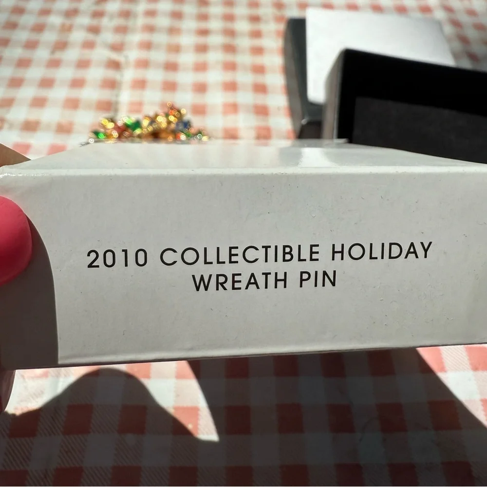 Avon 2010 Collection Holiday Wreath Pin Festive Gold and Red Brooch NIB vintage